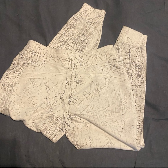 Lululemon Warm Down Joggers sweatpants 7/8 Length
Thread Dye White Black-size 12 - Picture 9 of 13